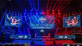 TES战队黑色外套造型亮相拍摄现场，成员互动欢乐评价时尚感与战队特色兼具